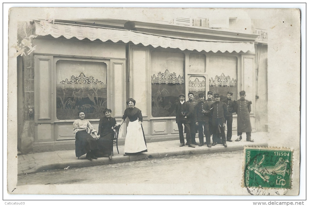 Carte Photo - Trois Femmes (Personnel, Serveuse ?..) Et Un Groupe De Militaires Devant Un Café - Caffé