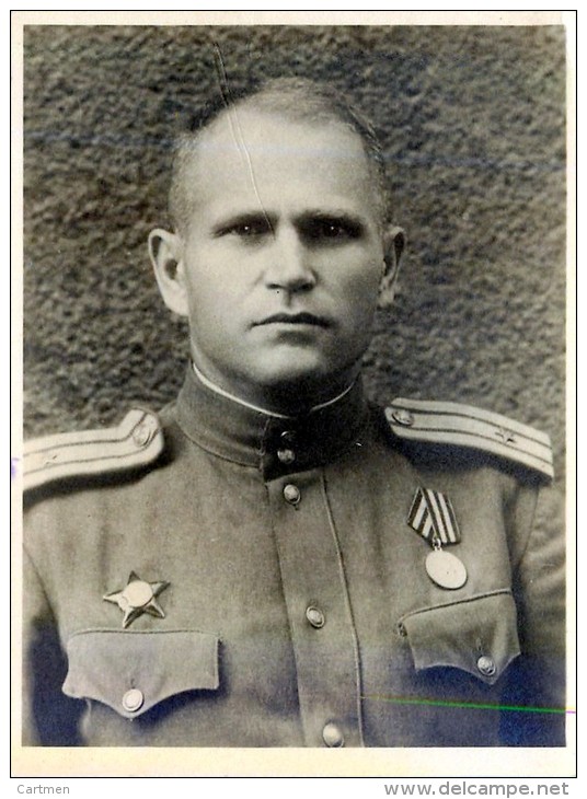 RUSSIE URSS PHOTO ANTHROPOMETRIQUE DE MILITAIRE AVEC DECORATION  NKVD?  GUEPEOU? Traces Rouges Du Scan à Doite - Other & Unclassified