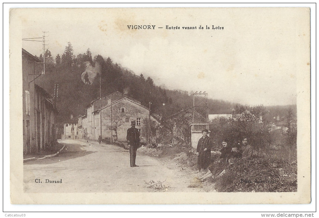 VIGNORY (Hte Marne) - Entrée Venant De La Loire - Animée - Au Fond , Tourelle De L'ancien Château - Vignory