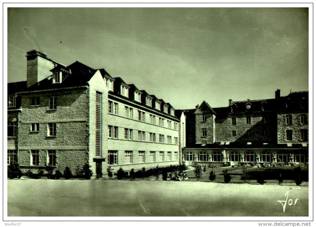 CPSM   CREHEN   ,   La Divine Providence , La Cour Intérieur Et Le Cloitre - Créhen