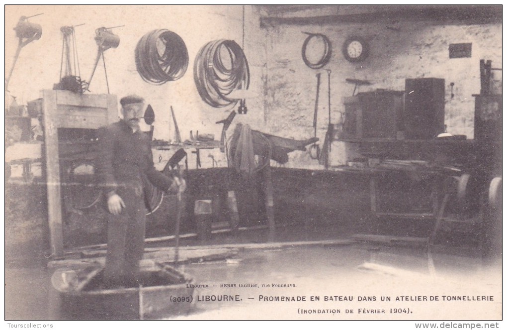 CPA 33 @ LIBOURNE @ INONDATIONS De Février 1904 - Promenade En Bateau Dans Un Atelier De Tonnellerie - Métier Tonnelier - Libourne