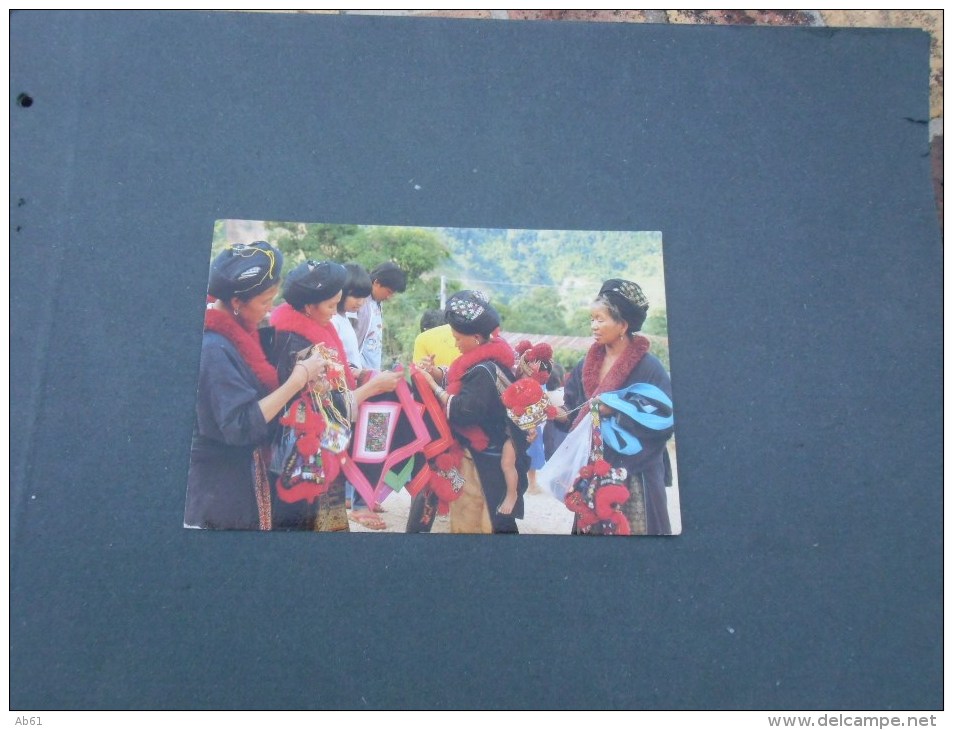 The Women Of Hill Tribe  Yao Are Selling The Souvenir ( Femme De La Tribu Yao Vende Des Souvenir ) - Tailandia