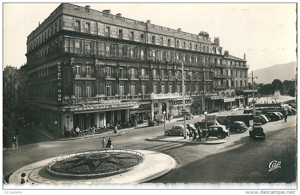 26  VALENCE - Place De La République ( Voitures Panhard ) - Valence