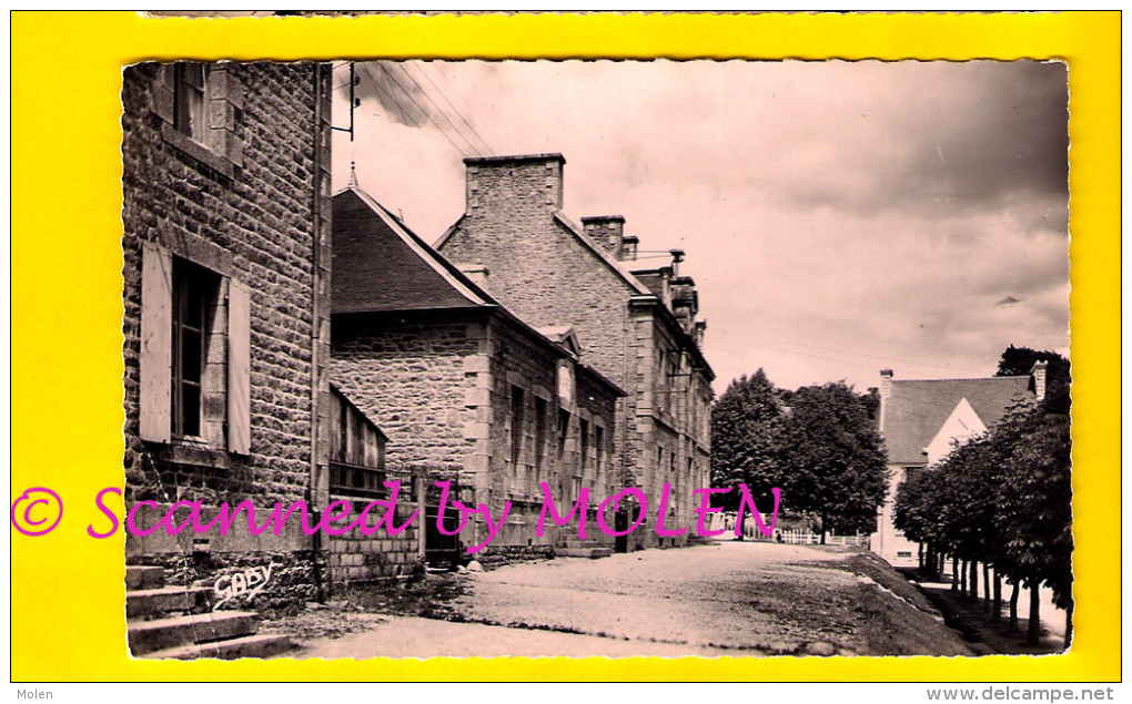 CARTE PHOTO LA MAIRIE ET LE GROUPE SCOLAIRE PUBLIC SAINT NICOLAS DU PELEM Arr Guingamp St 1533 - Saint-Nicolas-du-Pélem