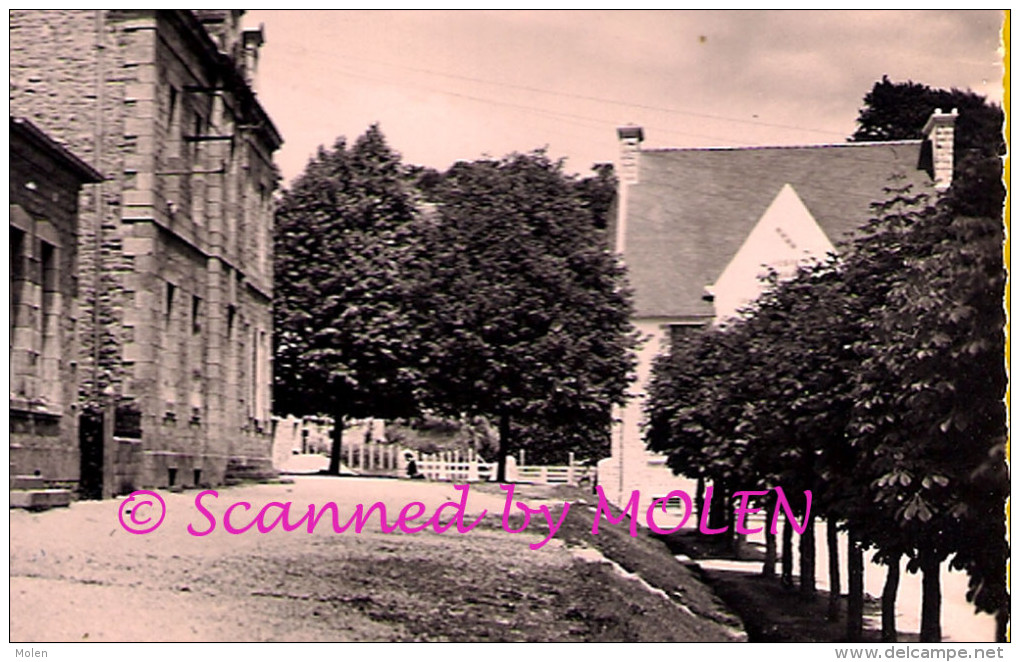 CARTE PHOTO LA MAIRIE ET LE GROUPE SCOLAIRE PUBLIC SAINT NICOLAS DU PELEM Arr Guingamp St 1533 - Saint-Nicolas-du-Pélem