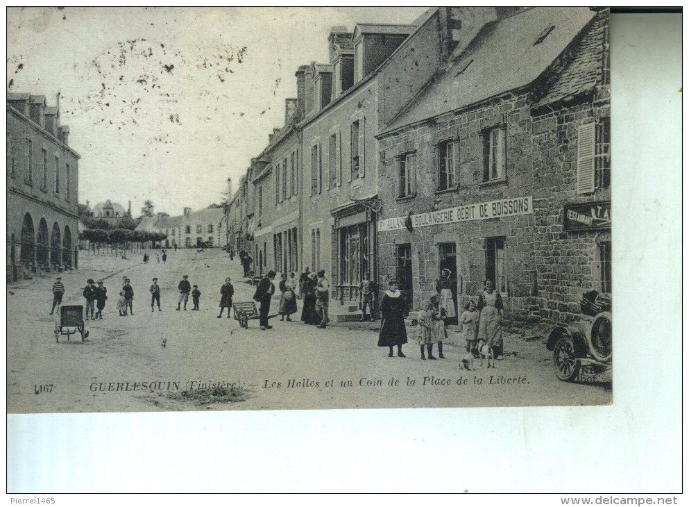 GUERLESQUIN Les Halles Et Un Coin De La Place De La Liberté - Guerlesquin