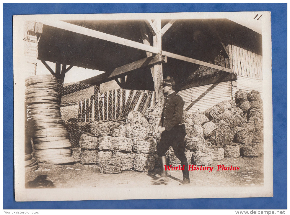 Photo Ancienne - Arriére Des Lignes De Front - Magasin De Fils Barbelés - TOP RARE - Poilu Régiment à Identifier - Guerre, Militaire