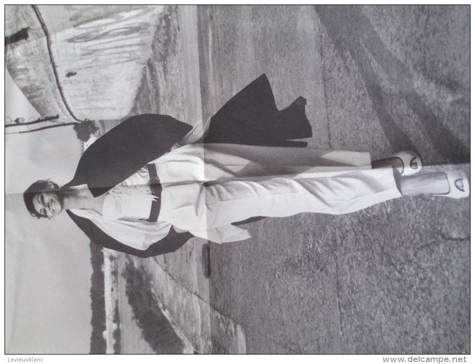Sachet Contenant Une Affiche En Bristol, Pliée En 16 Pages/Mode/CARACTERE/vers 1960-70 ?     MOD32 - Textile & Vestimentaire