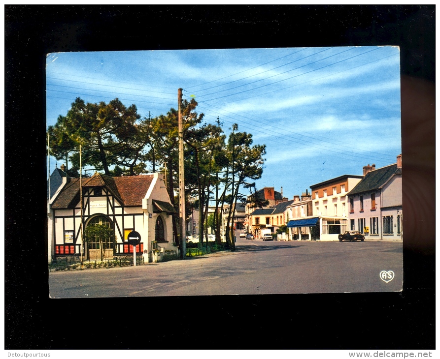 AGON COUTAINVILLE LE PASSOUS Manche 50 : L'avenue Tourville Et L'hotel Hardy  1974/ Auto Citroen DS - Autres & Non Classés