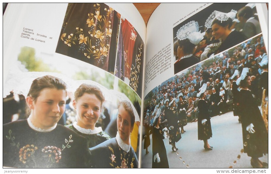 Coiffes et Costumes de Bretagne. Par Pierre Jakez Helias. 1986.