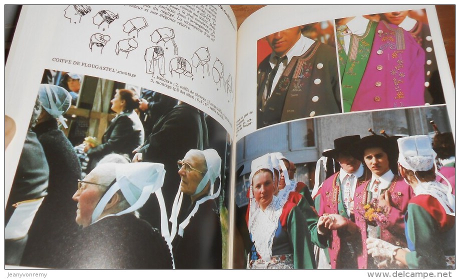 Coiffes et Costumes de Bretagne. Par Pierre Jakez Helias. 1986.