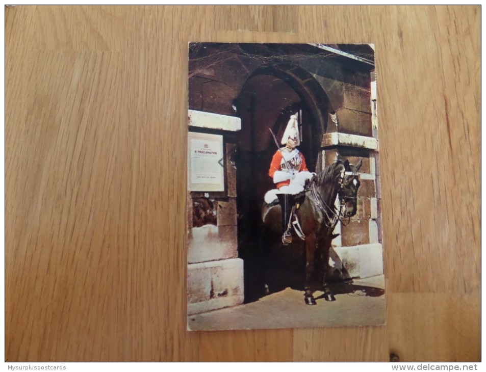 48206 POSTCARD: LONDON: Mounted Sentry, Horse Guards, Whitehall. - Other & Unclassified