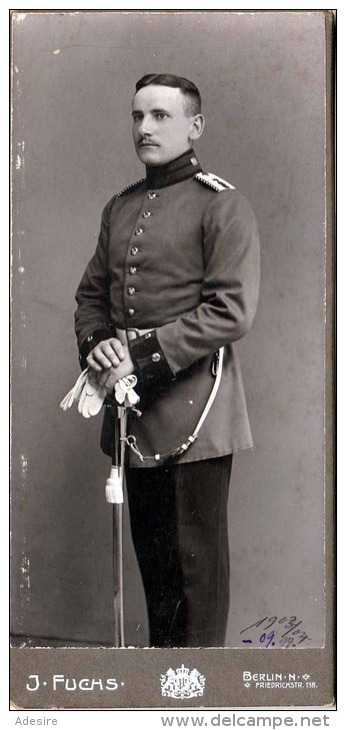 K.u.k.Soldat In Uniform Und Säbel - Fotograph J.FUCHS Berlin, Kabinettfoto Auf Karton, Größe 17 X 8 Cm - 1914-18
