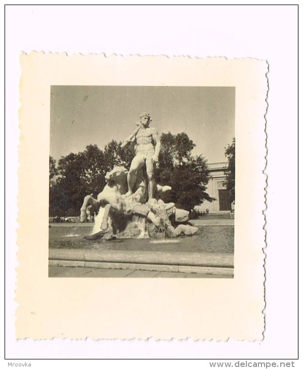 Un Cheval Et Un Homme Nu - Monument , A Horse And A Naked Man - Monument - PHOTO - Autres & Non Classés