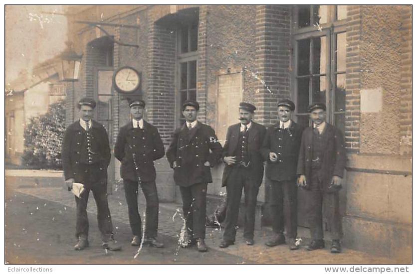 A Identifier    Carte Photo.  Personnel Sur Le Quai D'une Gare  (aucun Signe D'identification) - A Identifier