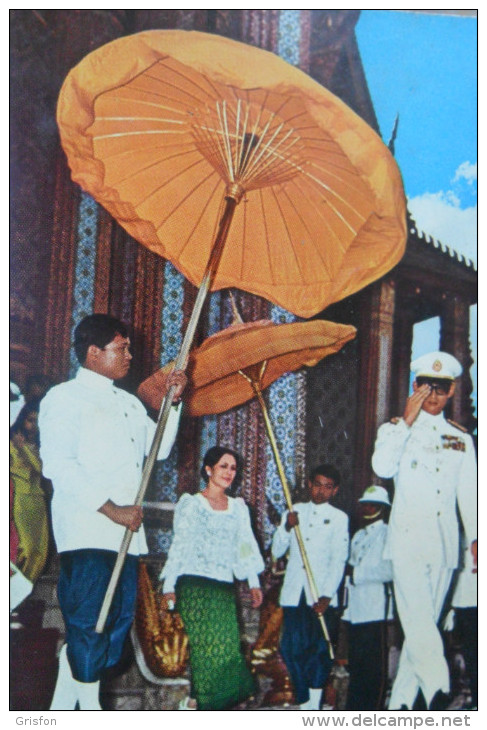 Vintage Roi King Thailand And Reine Queen Sirikit - Koninklijke Families