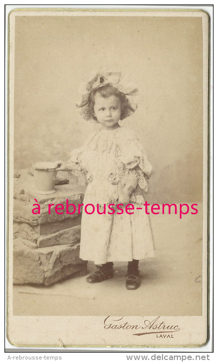 CDV  Jolie Petite Fille Qui Pose Avec Un Seau De Plage-photo Gaston Astruc à Laval - Anciennes (Av. 1900)