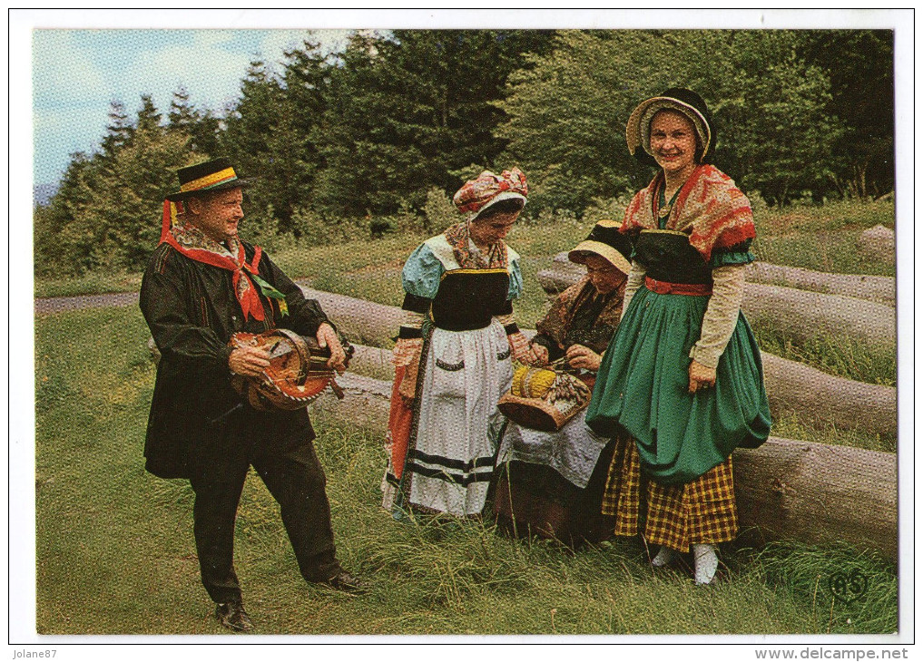 CPM    GROUPE FOLKLORIQUE     LES ENFANTS D AUVERGNE    JOUEUR DE VIELLE     DENTELLIERE - People