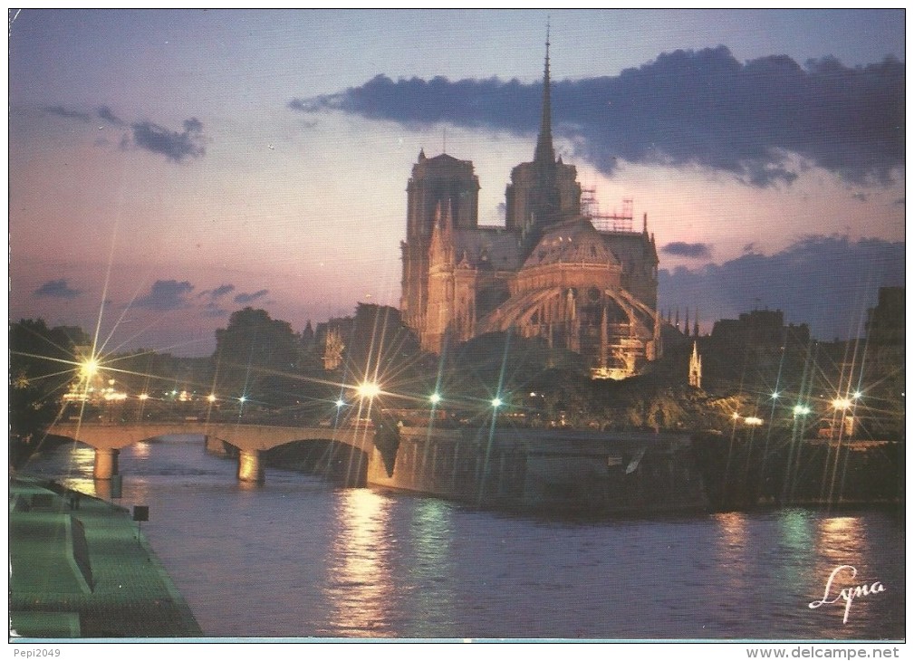 D328 - POSTAL - PARIS - EFFETS DE LUMIERE SUR NOTRE-DAME ET LA SEINE - Notre Dame De Paris
