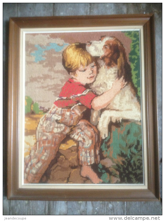 - Canevas - Cadre Bois - L'enfant Et Le Chien - 53 X 42 Cm - Tapis & Tapisserie