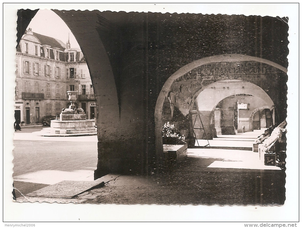 Jura - 39 - Arbois - Les Arcades Place De La Liberté - Arbois