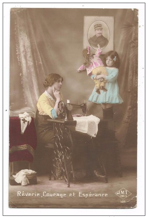 CPA - JEUNE FEMME -MACHINE A COUDRE -SOLDAT EN PHOTO - FILLETTE - POUPEE-"EDIT. J.M.T. PARIS 107 - Scènes & Paysages