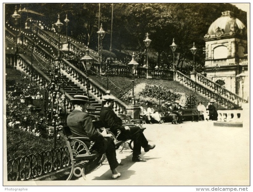 North Yorkshire Scarborough Bords De Mer Hommes Assis Sur Banc Vacances Photo Ancienne Amateur 1900 - Places