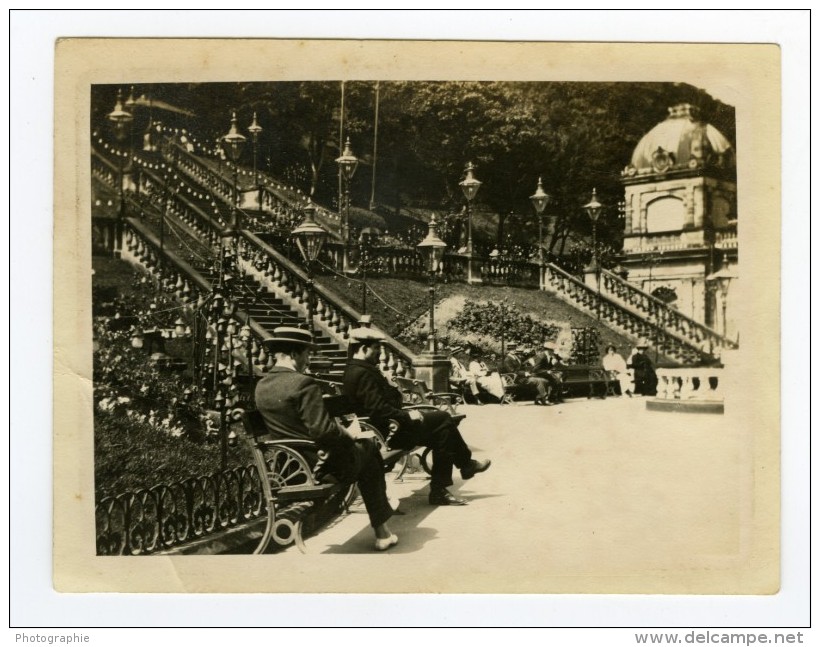 North Yorkshire Scarborough Bords De Mer Hommes Assis Sur Banc Vacances Photo Ancienne Amateur 1900 - Places