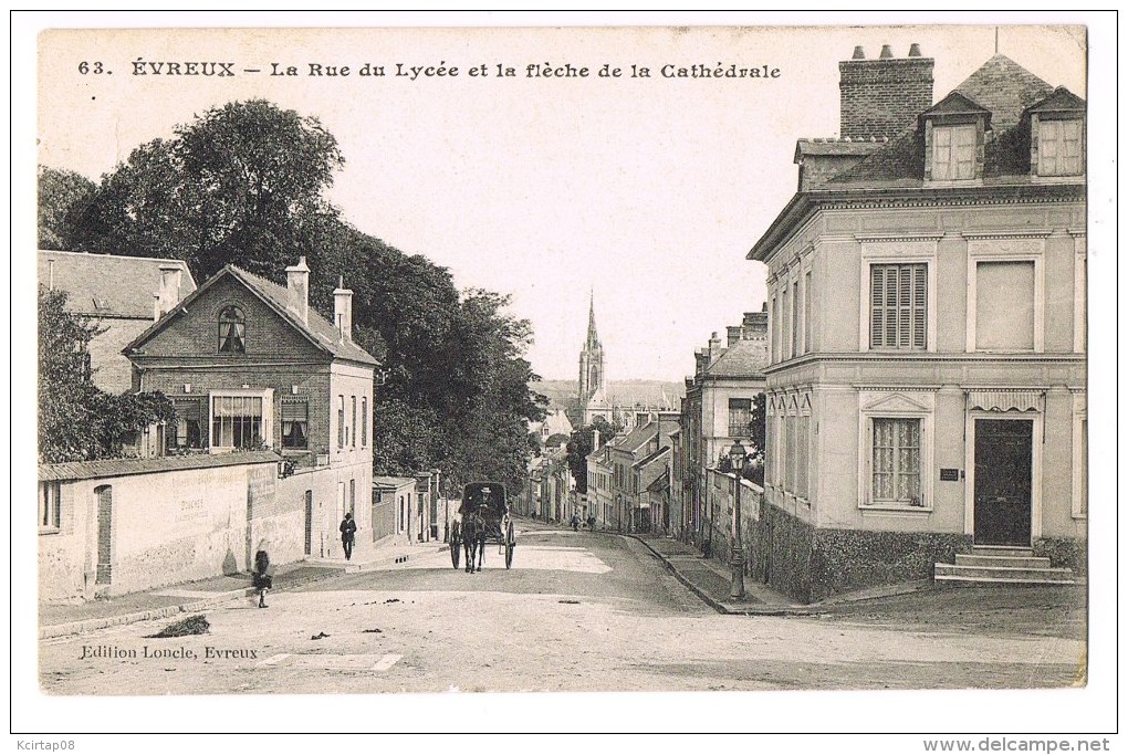 EVREUX . La Rue Du Lycée Et La Flèche De La Cathédrale . - Evreux