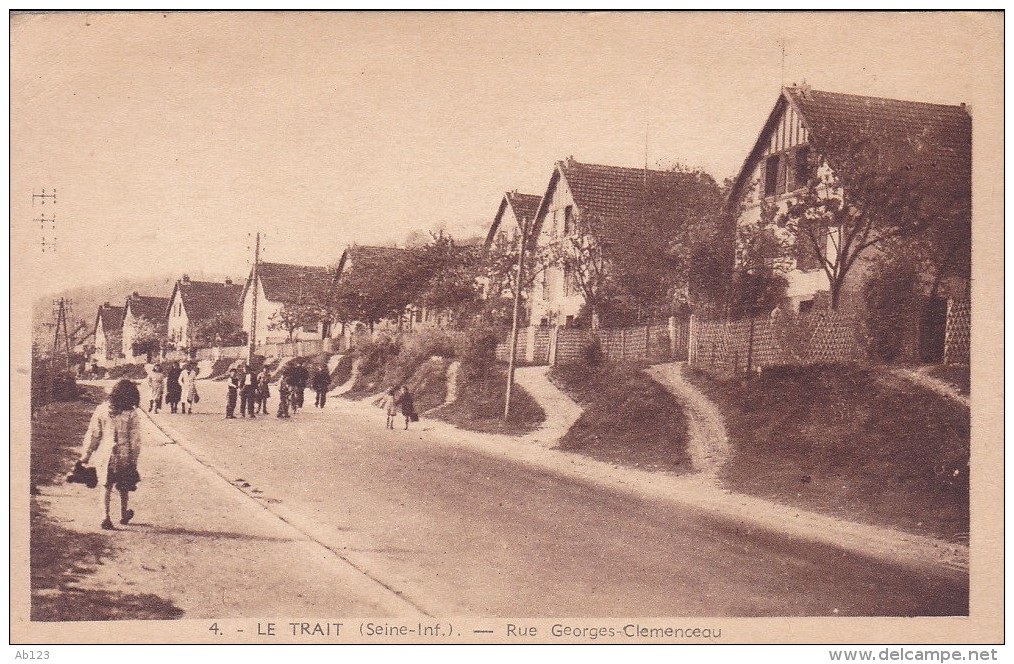 Carte 76 Semi Moderne Le Trait Rue Clémenceau Animée D´enfants Sur Rue Sans Auto Rare - Le Trait