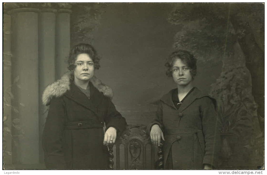 PHOTO COUPLE DE FEMMES MERE ET FILLE OU SOEURS OCTOBRE 1920 - Généalogie