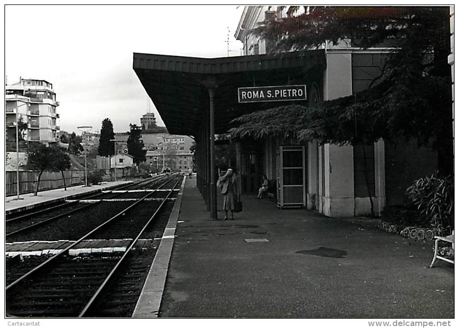 ROMA. STAZIONE DI ROMA SAN PIETRO  - VERA FOTOGRAFIA DEL 1982 - Trasporti