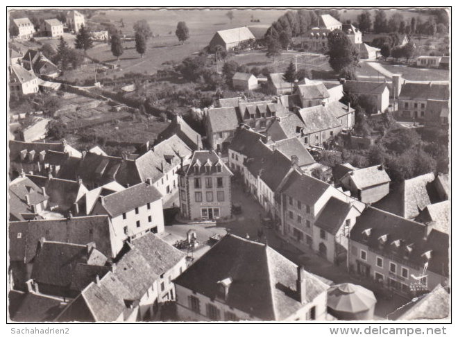 63. Gf. TAUVES. Le Monument Aux Morts Et Place De La Halle. 2 - Autres & Non Classés