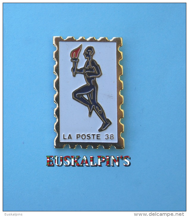 Pin´s  La Poste De L' ISERE,  Passage De La Flamme Olympique, Jeux D ' ALBERTVILLE 1992,  PTT, Pin's Format Timbre Poste - Mail Services