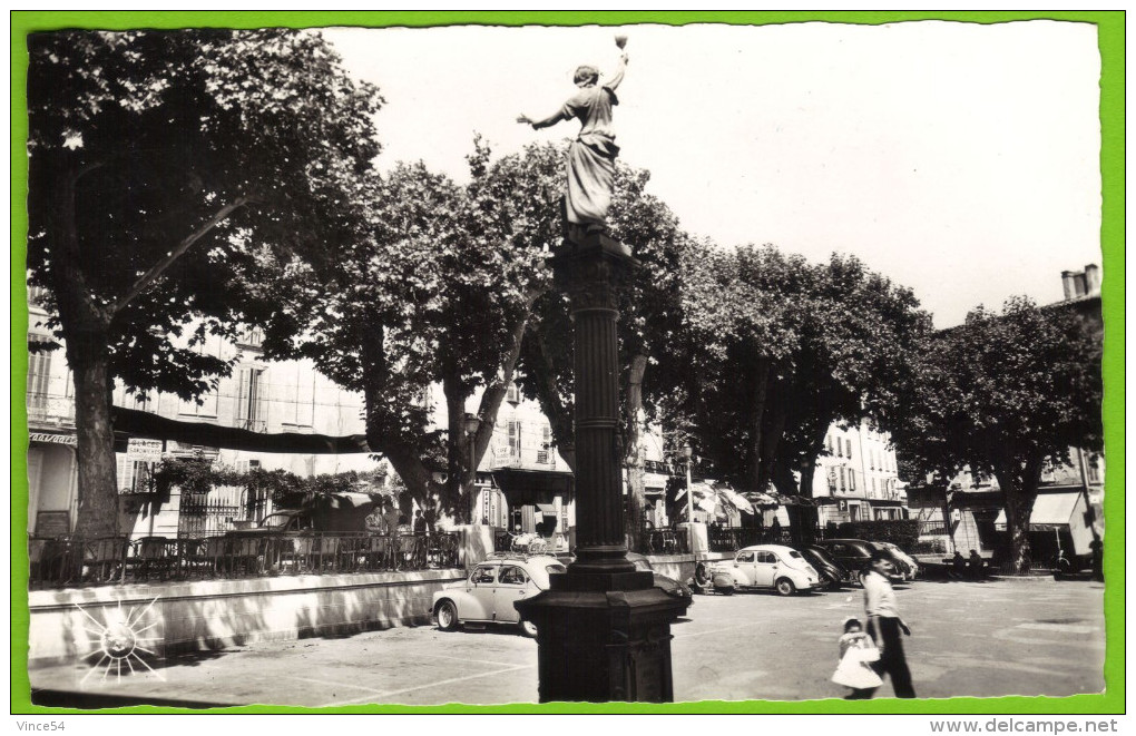 LE LUC-EN-PROVENCE - La Place De La Liberté Peugeot 203 Pickup Renault 4CV Dauphine Fregate - Le Luc