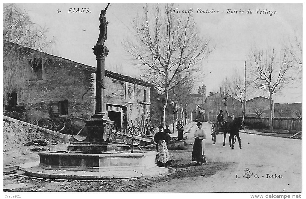 83 RIANS LA GRANDE FONTAINE  ENTREE DU VILLAGE   SES HABITANTS  VOITURE ATTELEE - Rians