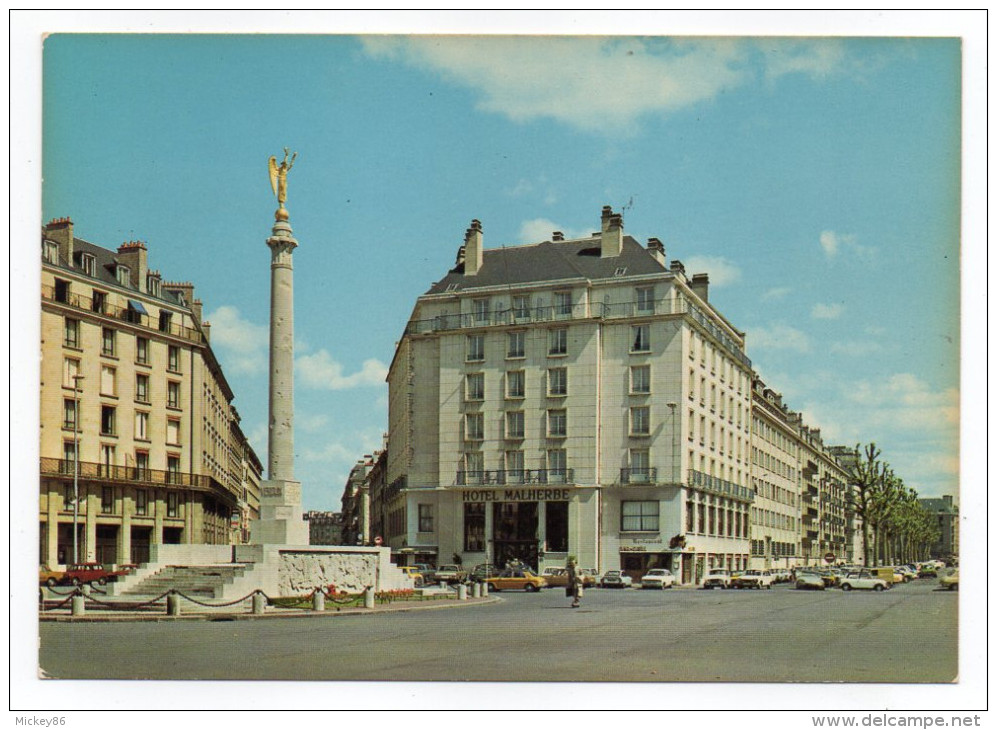 CAEN--Place Foch Et Monument Aux Morts (Hotel Malherbe,voitures),cpsm 15 X 10 N°14.118.218 éd La Cigogne---à Saisir - Caen