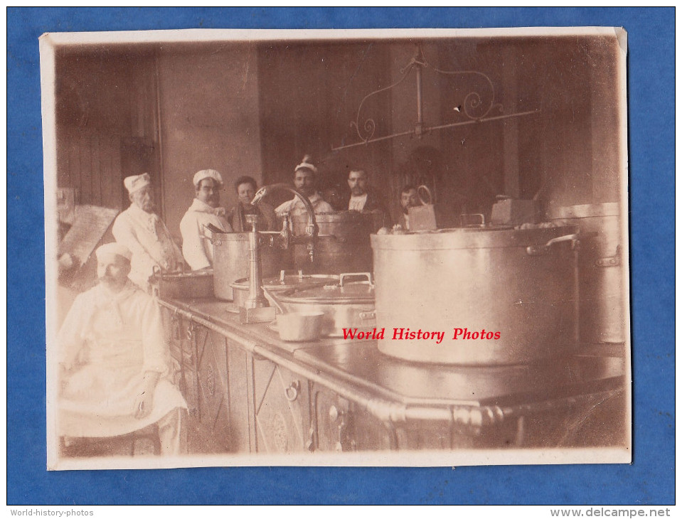 Photo Ancienne - Intérieur D'une Cuisine - Voir Robinet Avec Bec En Forme De Tête D'oiseau - Cook Chef Cuisinier - Métiers