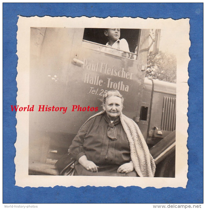 Photo Ancienne - HALLE TROTHA ( Saale ) - Madame Paul FLEISCHER Devant Le Camion Commercial De La Famille - Boy Garçon - Cars