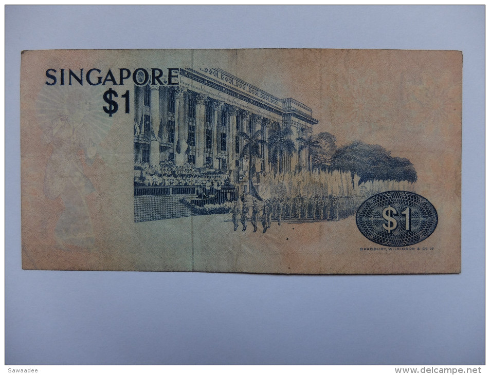 BILLET SINGAPOUR - P.9 - 1 DOLLAR - 1976 - OISEAU - ARMOIRIE - PARADE MILITAIRE - Singapur