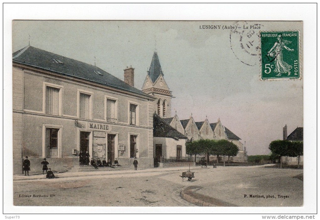 Lusigny ( Aube ) - La Place , Mairie, Colorisée, Animée - 10 - - Autres & Non Classés