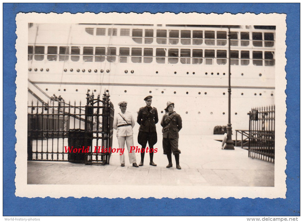 Photo Ancienne Snapshot - VENISE / VENEZIA - Groupe De Militaire Devant Un Paquebot Au Port - Venetia Italia Italy - Barche