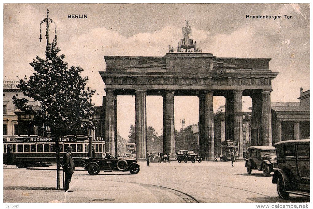 ALLEMAGNE - BERLIN - CPA - Brandenburger Tor- Vue Animée, Tram, Voitures - Porte De Brandebourg