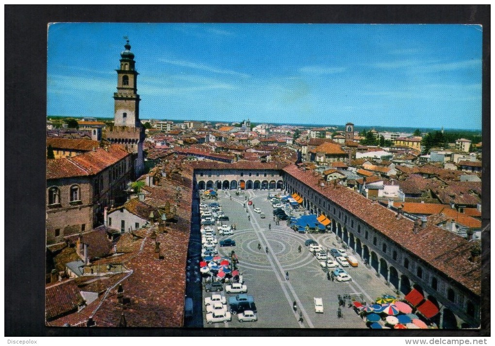 P2311 VIGEVANO, PIAZZA DUCALE Con AUTO - Provincia Di PAVIA  - CARS VOITURES - VIAGGIATA 1972 - Vigevano