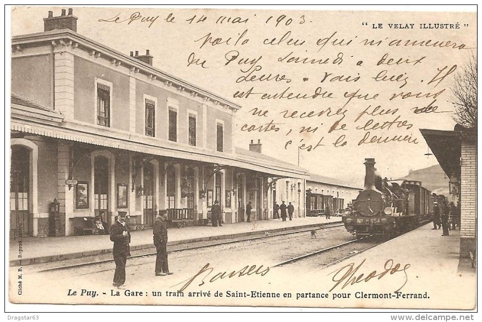 43 Le Puy . La Gare Un Train Arrive De Saint-Etienne En Partance Pour Clermont-Ferrand - Le Puy En Velay