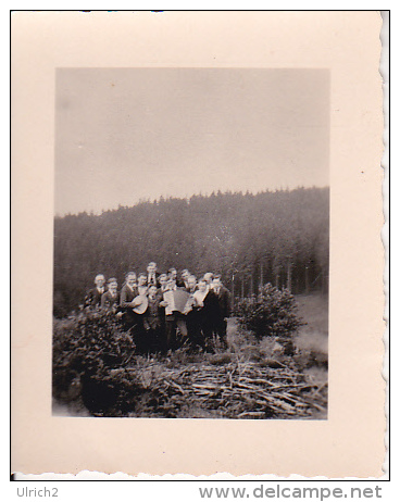 Foto Gruppe Mit Musikinstrumenten Im Wald - 4*5,5cm - Ca. 1940 (19004) - Unclassified