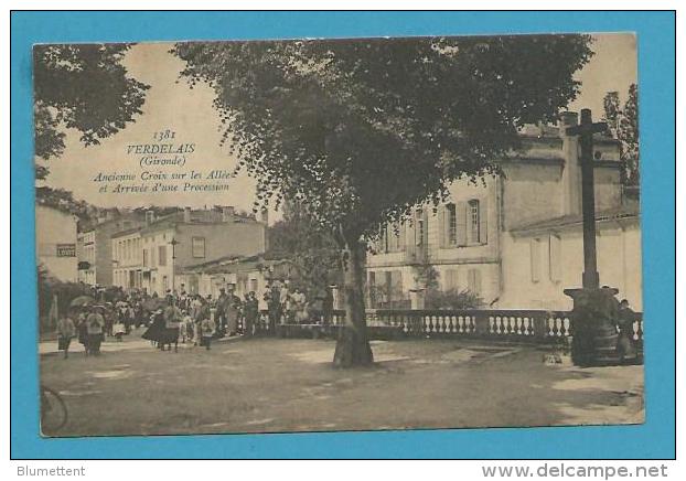 CPA 1381 - Ancienne Croix Sur Les Allées Arrivée D'une Procession VERDELAIS 33 - Verdelais