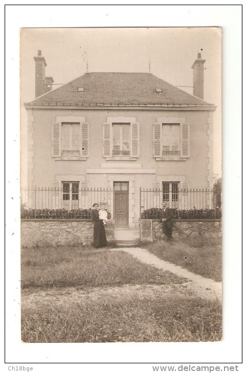 Carte Photo 41 SAINT LEONARD EN BEAUCE (env. Marchenoir ) La Poste ( Actuelle Mairie ) Couple & Bébé Devant Le Bâtiment - Marchenoir