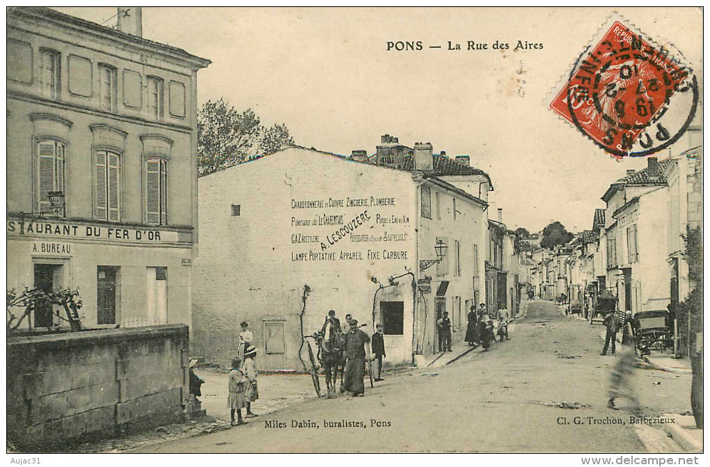 Dép 17 - Attelage De Chevaux - Pons - La Rue Des Aires - A Gauche Restaurant Du Fer D'Or - état - Pons