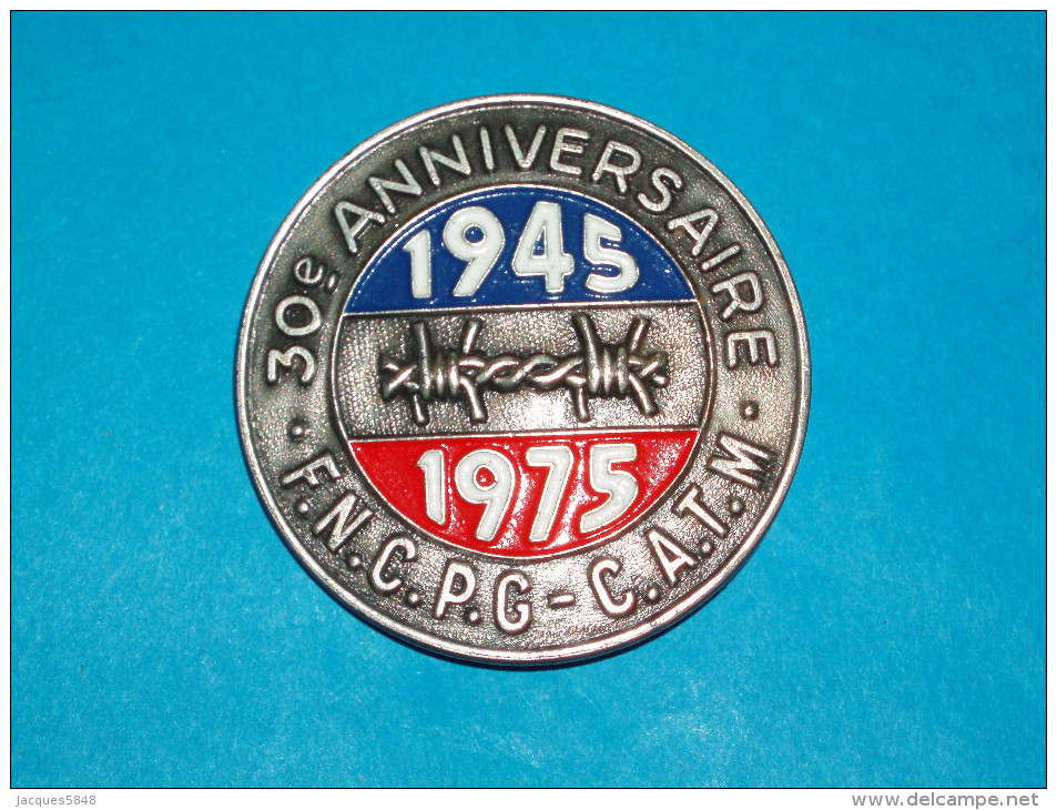 Broche . Médaille ) Commémorative " 1945 / 1975 : 30ém Anniversaire Des Prisonniers De Guerre : F.N.C.P.G - C.A.T.M - France